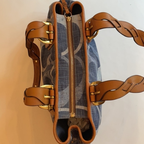 Coach - Picture 3 of 8